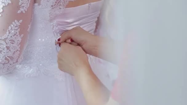 Braut geknüpftes Brautkleid. glücklicher Hochzeitstag. — Stockvideo