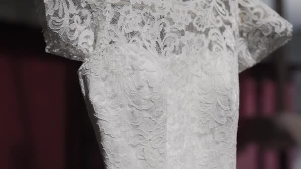 Beautiful white wedding dress hanging on the street. — Stok video