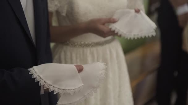 Glada nygifta i en kyrka på bröllop. — Stockvideo
