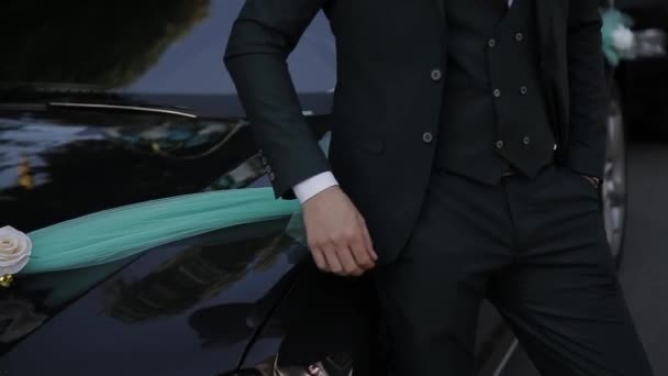 Homem elegante fica no carro preto . — Vídeo de Stock