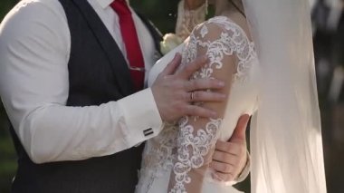 Mutlu yeni evliler kucaklaşır ve birbirlerini okşarlar..