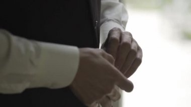 İş adamı ceketini bağlar..