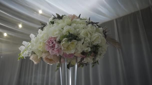 Hermosa decoración de la boda en el pasillo. Decoraciones de boda . — Vídeo de stock