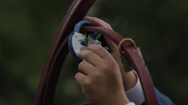 Gelukkige pasgetrouwden hangen op het kasteel. — Stockvideo