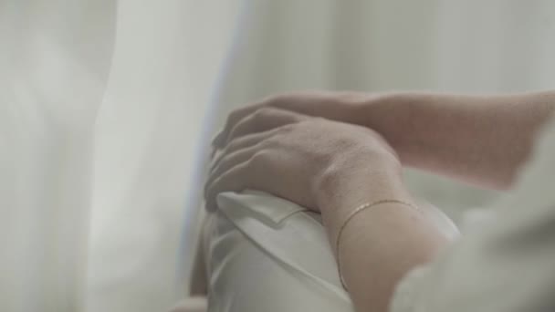 Schöne Hände eines Mädchens im weißen Mantel in einem Hotelzimmer. — Stockvideo