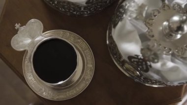 Rahipler bir kadeh şarap vaftiz eder..