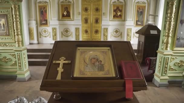 Orthodox gouden kruis en icoon in de kerk. — Stockvideo