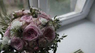 Taze çiçekler buket düğün. Taze çiçek şenlikli buket. Düğün gelin buketi. Floristik düğün. Yakın çekim.