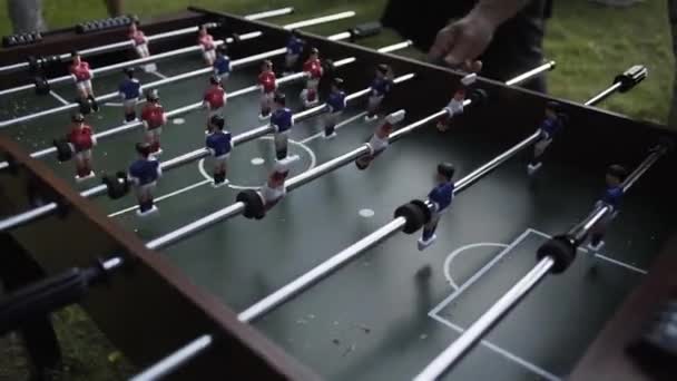 Les invités jouent à un jeu de société dans l'air frais . — Video