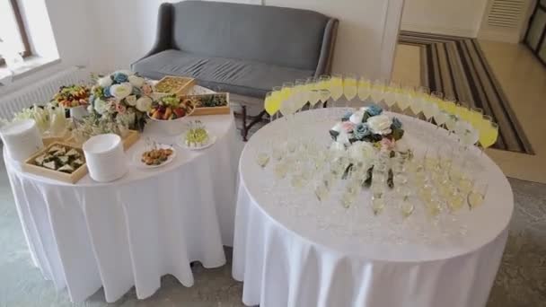 Svatební pečivo sladké tabulka detailní. — Stock video