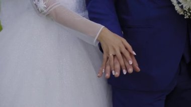 Mutlu yeni evliler birbirini okşar..