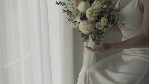 Η νύφη κρατάει ένα γαμήλιο μπουκέτο. Ευτυχισμένη μέρα γάμου. — Αρχείο Βίντεο