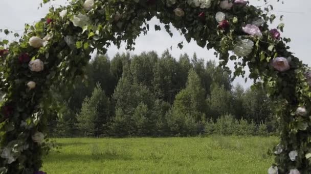 Piękny wystrój wyjścia z rejestracji ślubnej. — Wideo stockowe