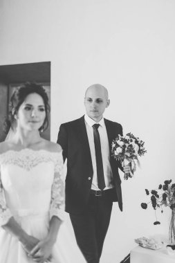 Güzel mutlu damat geline bir buket verir..