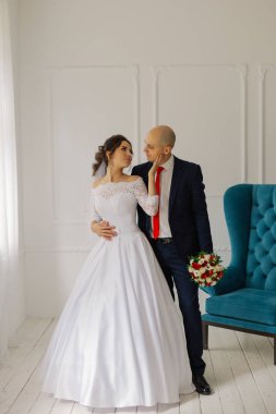Mutlu gelin ve damat bir odada kucaklaşır..