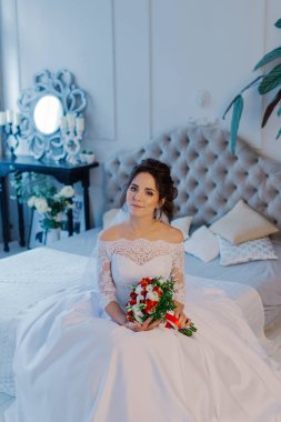 Düğün buketi olan bir odada güzel mutlu bir gelin..