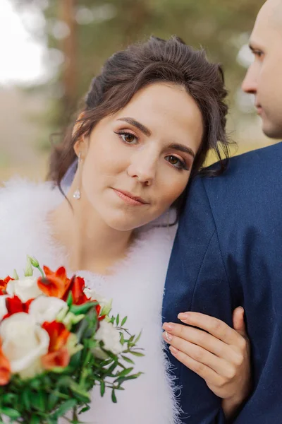 Novia y novio felices están de pie en el bosque de otoño tomados de la mano . — Foto de Stock