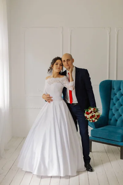 Mutlu gelin ve damat bir odada kucaklaşır.. — Stok fotoğraf