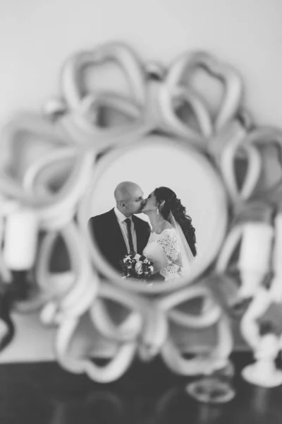 幸せな花嫁と新郎は鏡に反映されます. — ストック写真