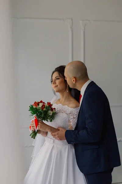 Novia y novio felices en una habitación abrazarse mutuamente . — Foto de Stock