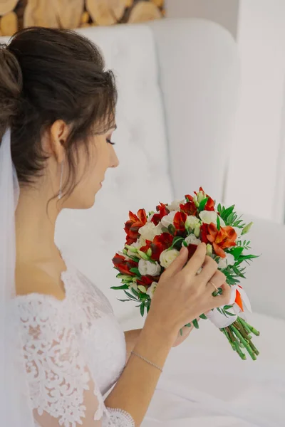 結婚式の花束を持つ部屋で美しい幸せな花嫁. — ストック写真