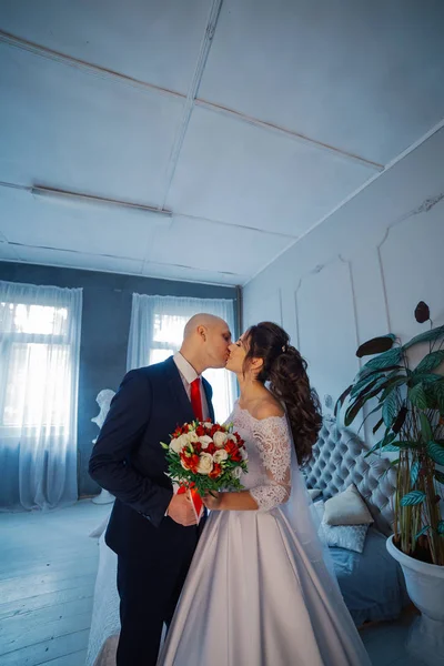 Novia y novio felices en una habitación abrazarse mutuamente . — Foto de Stock