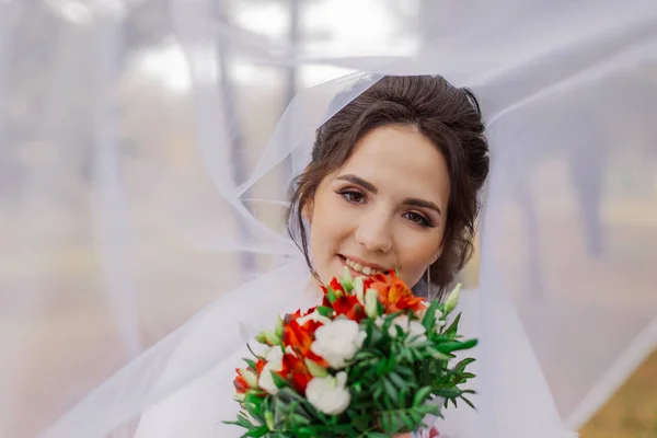 ベールの下で幸せな花嫁。結婚式の日の花嫁の肖像. — ストック写真