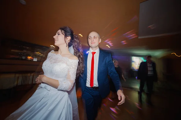 Feliz recién casados bailando en la pista de baile . — Foto de Stock