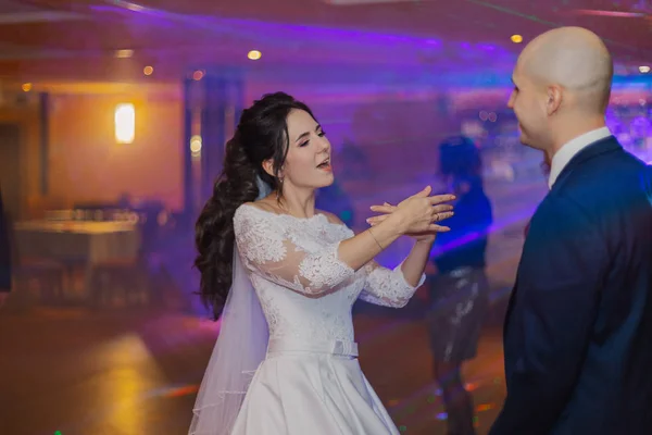 Feliz recién casados bailando en la pista de baile . — Foto de Stock