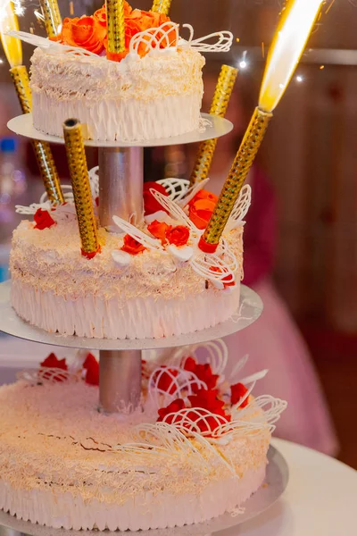 Piękny tort weselny na weselu. — Zdjęcie stockowe