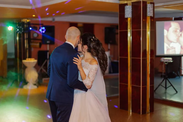 Mutlu yeni evliler dans eder dans pistinde ilk dans. — Stok fotoğraf