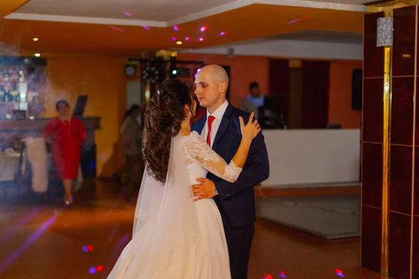 Boldog ifjú házasok táncolnak a táncparketten az első táncon.. — Stock Fotó