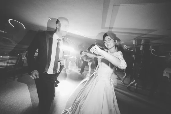 Feliz recién casados bailando en la pista de baile . — Foto de Stock