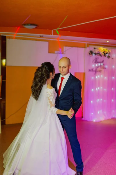 Happy newlyweds dance on the dance floor the first dance. — Stock Photo, Image
