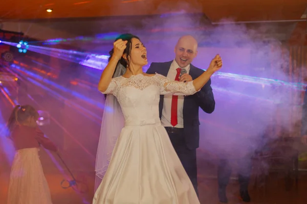 Happy newlyweds dancing on the dance floor. — 图库照片