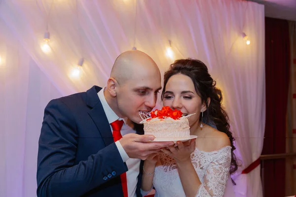 Feliz recém-casados segurar uma vela em suas mãos . — Fotografia de Stock