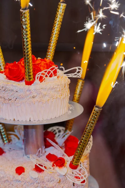 Hermoso pastel de boda en una fiesta de bodas . —  Fotos de Stock