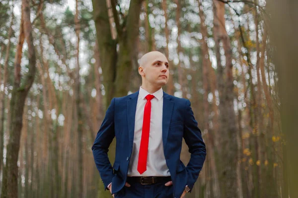 Bonito homem elegante em uma jaqueta no outono na floresta . — Fotografia de Stock