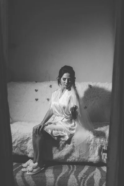 Beautiful woman in a room in a silk bathrobe. — 图库照片