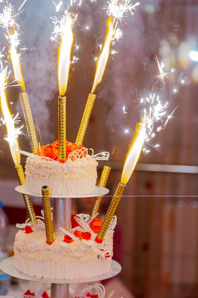 Belo bolo de casamento em uma festa de casamento . — Fotografia de Stock