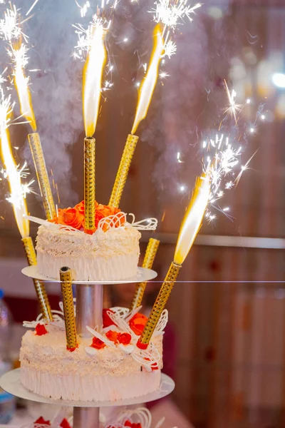 Beau gâteau de mariage à une fête de mariage . — Photo