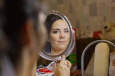 Güzel kadın kendini aynaya bakıyorum.