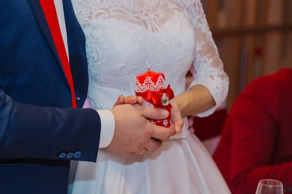 Gli sposi felici tengono una candela tra le mani . — Foto Stock