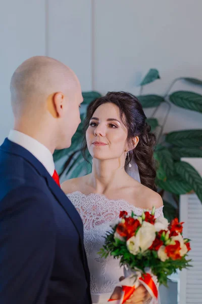 Novia y novio felices en una habitación abrazarse mutuamente . — Foto de Stock