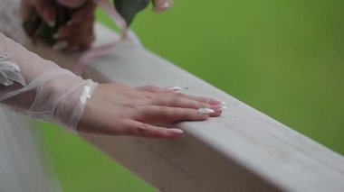 Mutlu yeni evliler birbirini okşar..