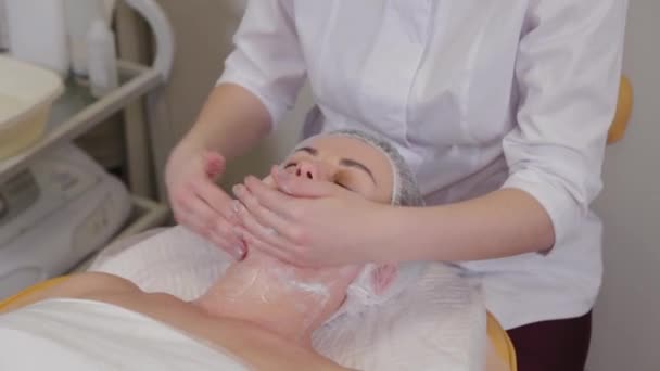 A professional beautician washes the patients face with liquid soap and simultaneously massages. — 비디오