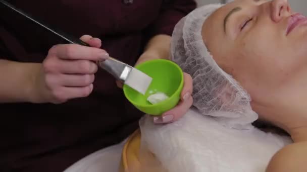 Професійний косметолог жінка перемішує маску в спеціальний контейнер . — стокове відео