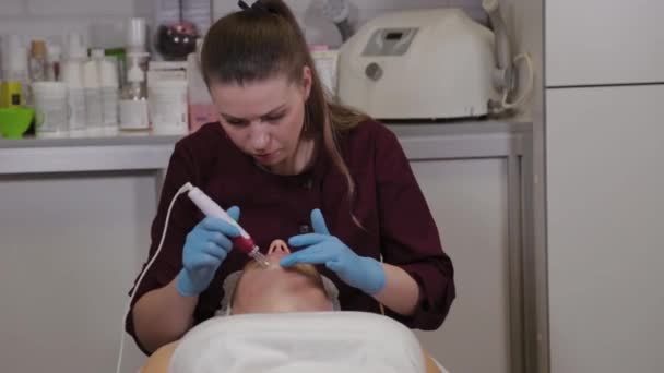 Esteticista profissional mulher realiza micronidling pele facial . — Vídeo de Stock