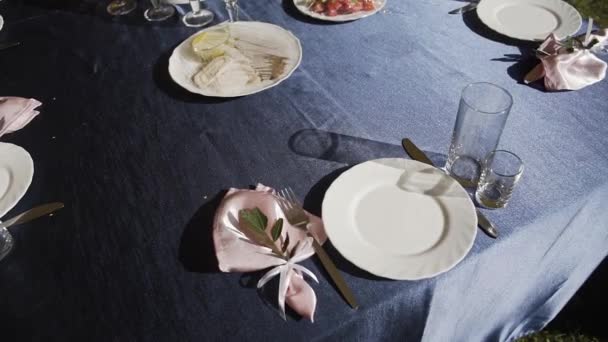 Vista de una mesa de banquete festivo establecido . — Vídeos de Stock