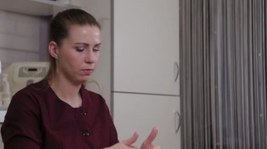 Profesyonel kozmetik uzmanı kadın güzellik salonu müşterisine yüz masajı yapıyor..